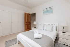 Regatta Cottage - Centrally Located Free Parking - Image 3