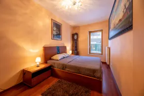 Spacious 2BR Apartment w Terrace, Parking, Close to DT - Image 2