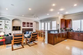 2 Unit Grand Oak Lawn House Perfect for Groups - Image 4