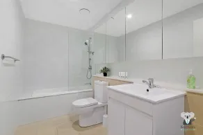 KOZYGURU WOLLI CREEK KOZY 3 BED APT + FREE PARKING NWC009 - Image 2