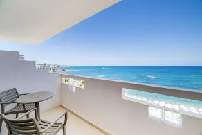 Evelyn Beach Hotel - Image 5