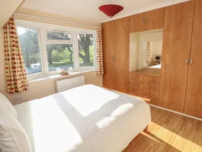 611 Atlantic View Tenby - Image 4