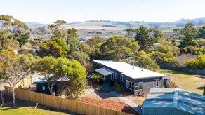 3 Bedroom Entertainer with Bungalow Next To Beach - Image 3