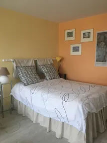 Sunny and Spacious Apt - Image 5