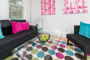 Applewood Suites - Bathurst & College - Image 3