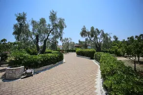 Apartamento vacacional con jardín, barbacoa y jacuzzi | Vistas al jardín - Image 2