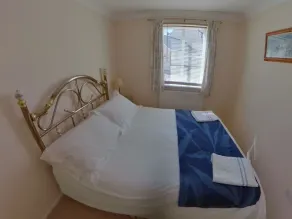 Riverside Apartment - Image 4