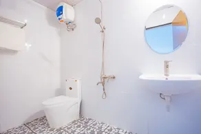 Lucky Hotel by OYO Rooms - Image 5