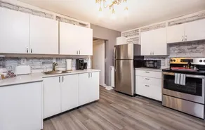 Modern 3BR with King Bed - Steps from Byward Market! - Image 3