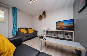 Stone's Throw City Centre - TV in every Bedroom! - Image 2