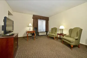 Ramada by Wyndham Waukegan/Great Lakes - Image 3