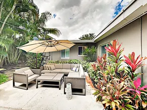 Chic Florida Pool  3 Bedroom Home - Image 4