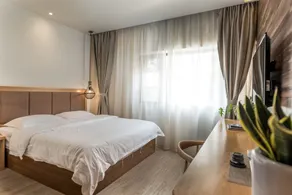 Blossom Hotel In Kunming - Image 4