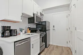 Uptown Studio Apt Near Shops in Montrose - Image 4