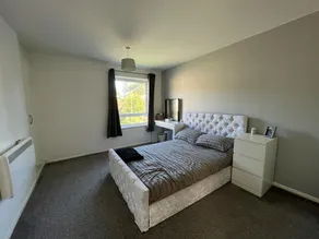 Impeccable 2-bed Apartment in Eastleigh - Image 2