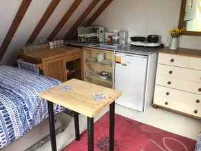 Cozy Camborne Studio Retreat With two Single Beds - Image 5