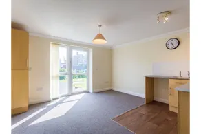 OYO LBH Avon Court - Image 4