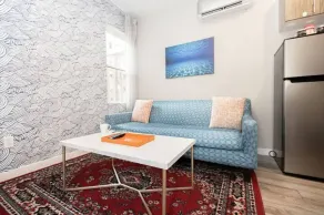 Bright Apt Near All - Image 2