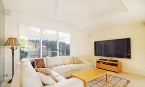 Harbourfront Retreat - Image 4