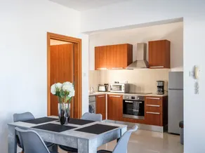 Sunnyside Apartment - Image 5