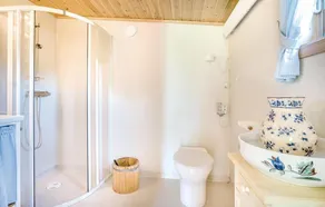 Amazing Home in Hellvik With 4 Bedrooms - Image 2