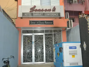 Season 4 by OYO Rooms - Image 3
