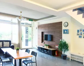 Migratory Birds Hotel - Image 3