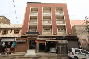 OYO 10277 Hotel Delux Golden - Image 3