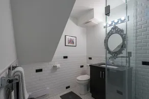 Applewood Suites - Queen West Studio - Image 4