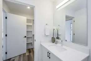 Luxurious 3 Bedroom Brand NEW Town House - Image 3