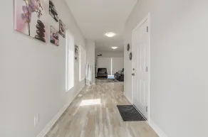 Luxury bungalow mins to Niagara Falls & Brock university - Image 4