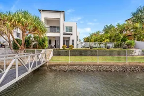 Riverview Luxury Retreat - Image 3