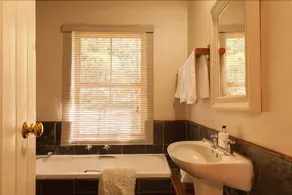 Pleasant Places Guesthouse - Image 5