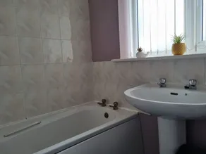 Charming 3-bed House in Leigh Siddow Common - Image 3