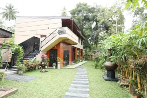 Edwin's Airport Stay - Image 5
