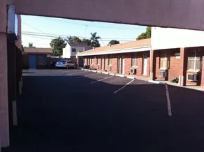 Raymoure Motel - Image 4