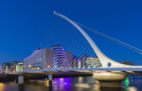 Grand Canal Square Stunning Apt - Image 3