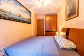 Spacious 2BR Apartment w Terrace, Parking, Close to DT - Image 4