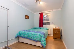 2 Bedroom Flat 2 Minutes from the River - Image 2