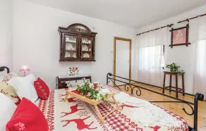 Amazing Home in Lic With Wifi and 2 Bedrooms - Image 2