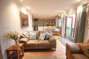 Merlins Cabin - 2 Bedroom Cabin - Blaen Cedi Farm - Penclawdd - Image 4