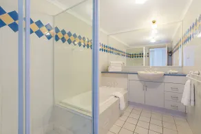 Newcastle Short Stay Accommodation - Sandbar Newcastle Beach - Image 2