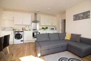 Stayzo Castle Penthouse 17 - A Clean Fresh Modern Apartment With Free Wi-fi - Image 5