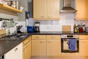 Elegant 2 BR Apartment in W/garden, Fits 6 - Image 5