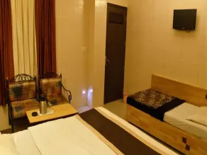 Golden Hotel - Image 5