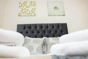 Stylish 2-bed Apartment w/ Kitchen, Ultrafast Wifi - Image 5