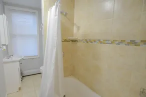 Modern2Bd Apartment - Image 4