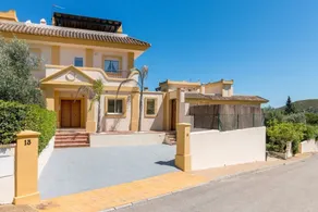 Charming 4-bed Villa in San Roque - Image 4