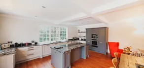 Beautiful 3 Bedroom Georgian Townhouse With Parking - Image 2