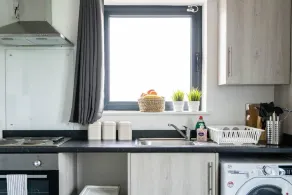 Luxe 1BR Apartment with Balcony - Free Parking - Image 5